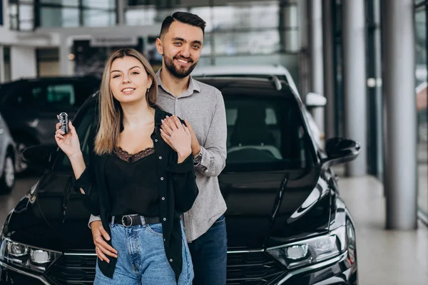 Young Couple Choosing Car Car Show Room — Stock Photo, Image