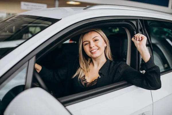 Młoda Kobieta Testowanie Samochodu Salonie Samochodowym — Zdjęcie stockowe