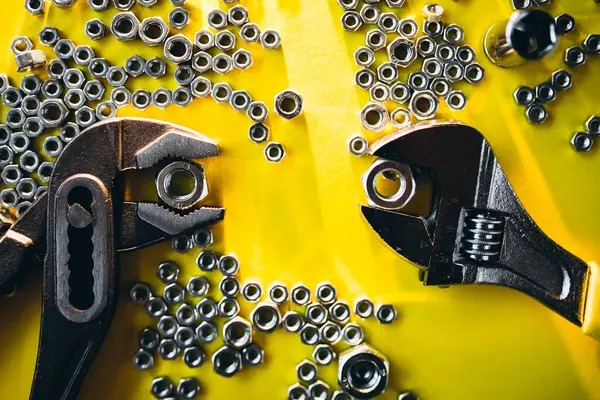 黄色の背景に隔離されたツールとボルトのセット — ストック写真