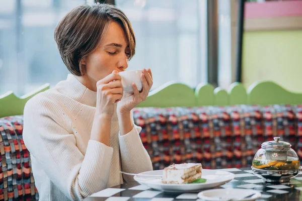 Mujer Joven Comiendo Tiramisú Con Café —  Fotos de Stock