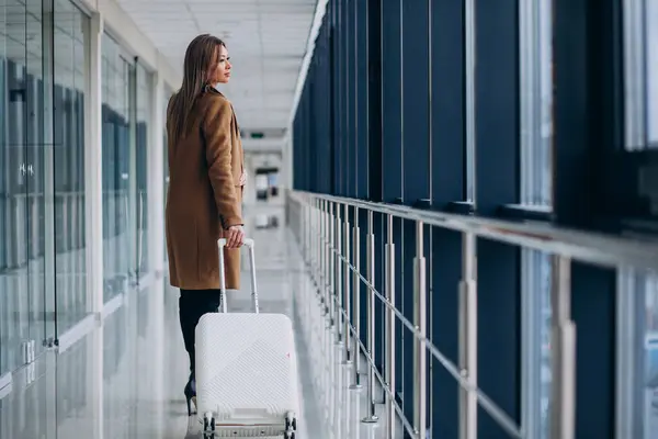 Geschäftsfrau Mit Reisetasche Flughafen — Stockfoto