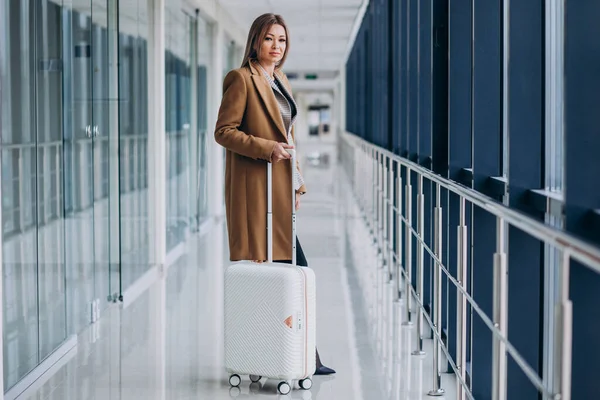 Geschäftsfrau Mit Reisetasche Flughafen — Stockfoto