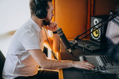 Kayıttaki adam, müzik prodüksiyonu.