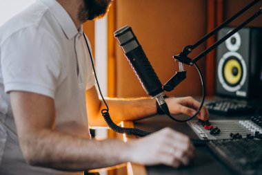 Kayıttaki adam, müzik prodüksiyonu.