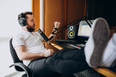 Kayıttaki adam, müzik prodüksiyonu.