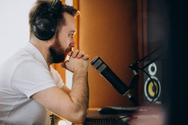 Kayıttaki adam, müzik prodüksiyonu.