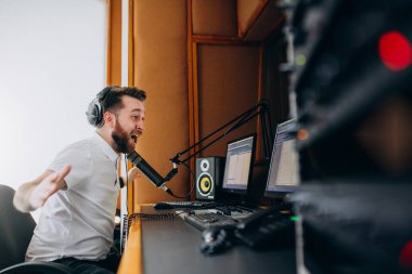 Kayıttaki adam, müzik prodüksiyonu.