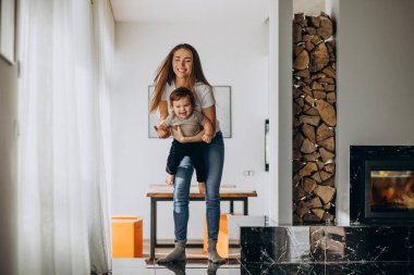 Anne ve küçük oğlu evde oynuyorlar.