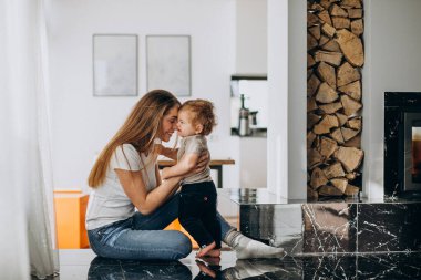 Anne ve küçük oğlu evde oynuyorlar.