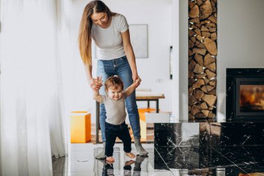 Anne ve küçük oğlu evde oynuyorlar.