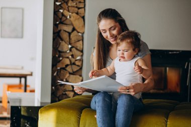 Anne ve küçük oğlu evde oynuyorlar.