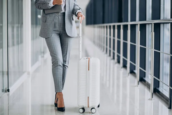 Havaalanında Bavulu Olan Bir Kadını Elinde Dizüstü Bilgisayarla — Stok fotoğraf