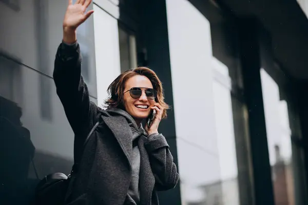 Jonge Vrouw Praat Aan Telefoon Buiten Straat — Stockfoto