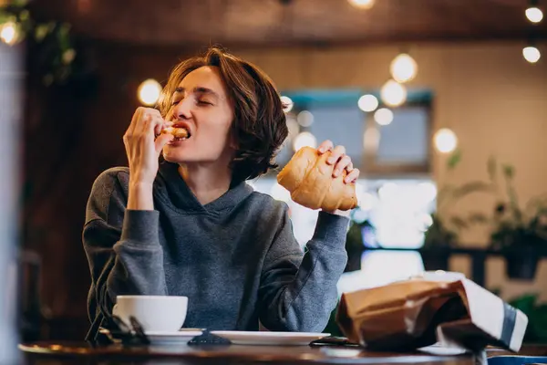 Mujer Joven Comiendo Croissants Café —  Fotos de Stock