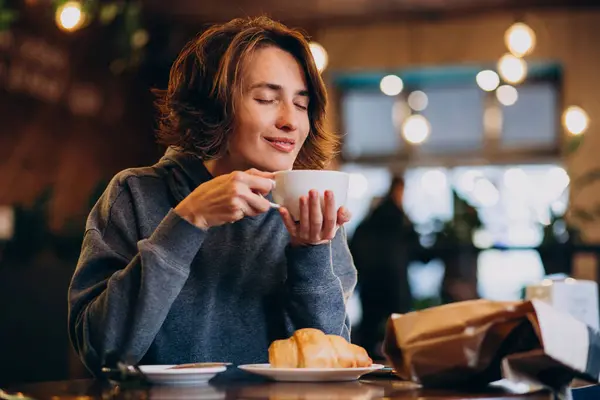Mujer Joven Comiendo Croissants Café —  Fotos de Stock