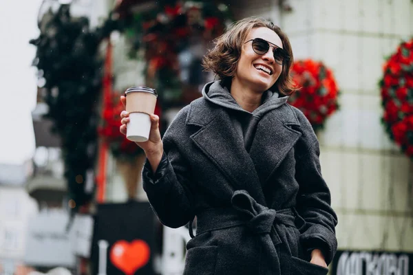 Vrouw Die Koffie Drinkt Buiten Straat — Stockfoto