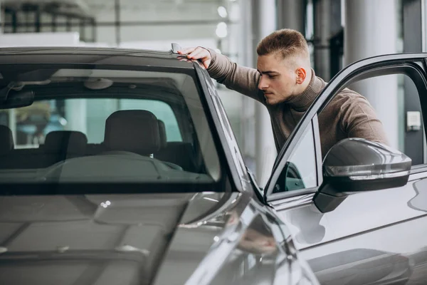 Jovem Homem Bonito Escolhendo Carro Showroom Carro — Fotografia de Stock