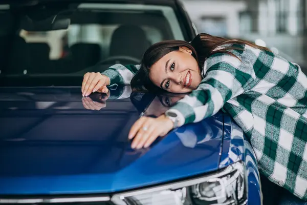 Young Woman Hugging Car Car Showroom — Stock Photo, Image