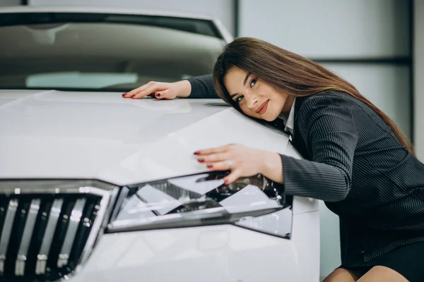 Jonge Vrouw Knuffelen Een Auto Een Auto Showroom — Stockfoto