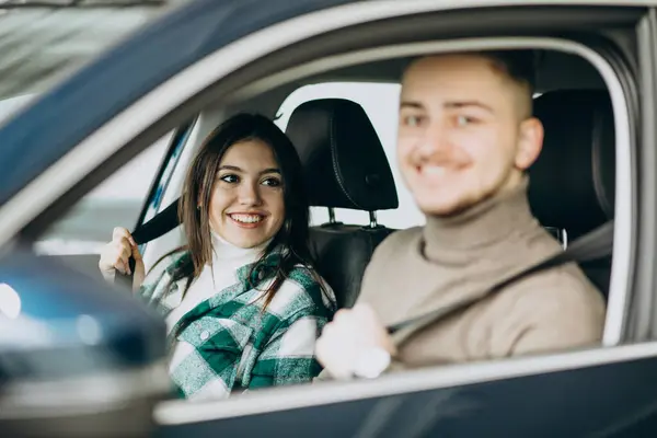Junges Paar Sitzt Auto Einem Autohaus — Stockfoto