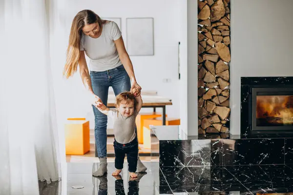 Anne ve küçük oğlu evde oynuyorlar.