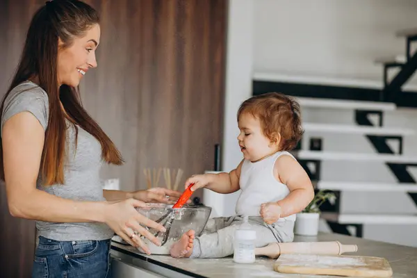 Giovane Madre Con Suo Piccolo Figlio Che Cucina Cucina — Foto Stock