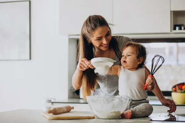 Giovane Madre Con Suo Piccolo Figlio Che Cucina Cucina — Foto Stock