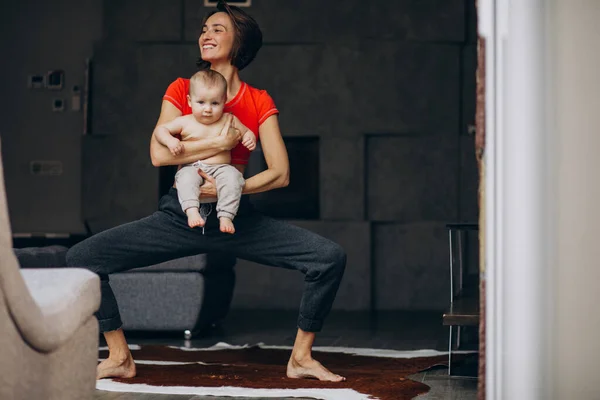 Ung Mamma Med Liten Son Som Utövar Yoga Hemma — Stockfoto