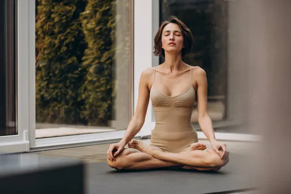 Junge Frau Praktiziert Yoga Hause — Stockfoto