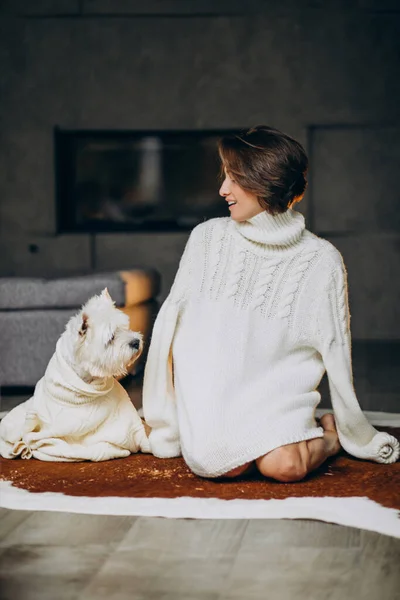 Jovem Mulher Com Seu Cão Bonito Vestindo Camisolas Quentes — Fotografia de Stock