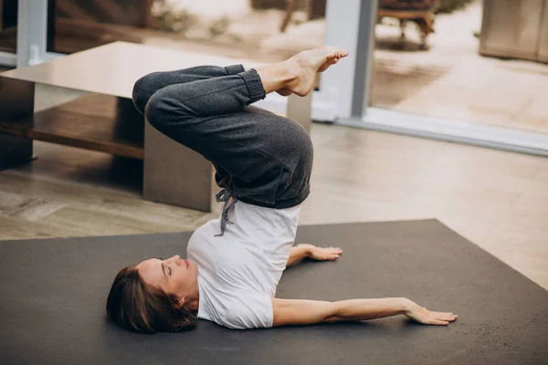 Ung Kvinna Som Utövar Yoga Hemma — Stockfoto