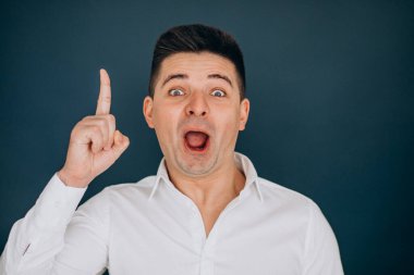 Yüz duyguları gösteren izole bir adam.