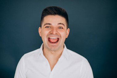 Yüz duyguları gösteren izole bir adam.