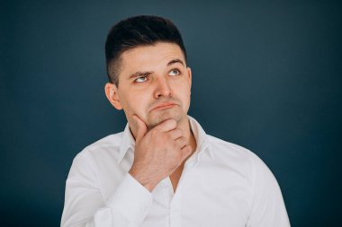 Yüz duyguları gösteren izole bir adam.