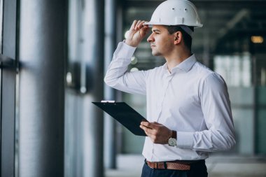 Binada sağlam şapkalı yakışıklı bir mühendis.