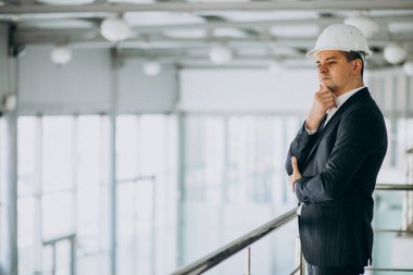 Binada sağlam şapkalı yakışıklı bir mühendis.