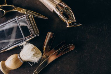 Berber dükkanında tıraş aletleri.