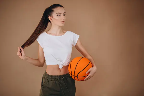 スタジオで孤立した若い女性バスケットボール選手 — ストック写真