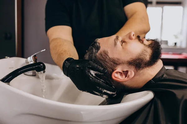 Fryzjer Myjący Włosy Klienta Zakładzie Fryzjerskim — Zdjęcie stockowe