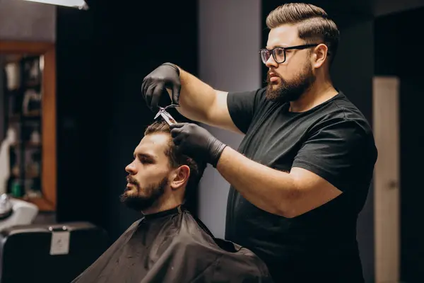 Klient Strzyże Włosy Salonie Fryzjerskim — Zdjęcie stockowe