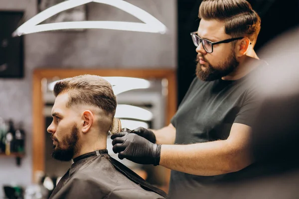 Klient Strzyże Włosy Salonie Fryzjerskim — Zdjęcie stockowe