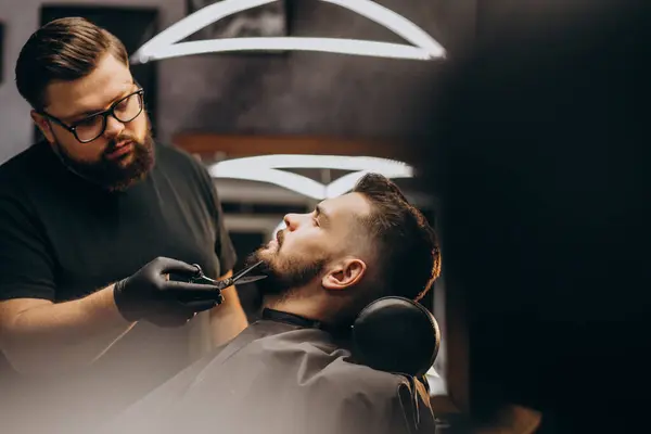 Przystojniak Obcinający Brodę Salonie Fryzjerskim — Zdjęcie stockowe