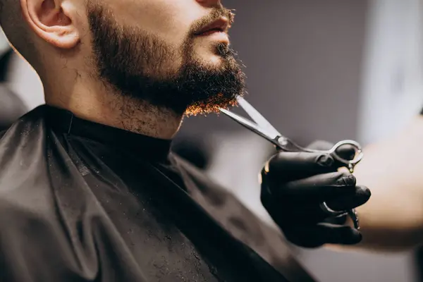 Bonito Homem Cortando Barba Salão Barbearia — Fotografia de Stock
