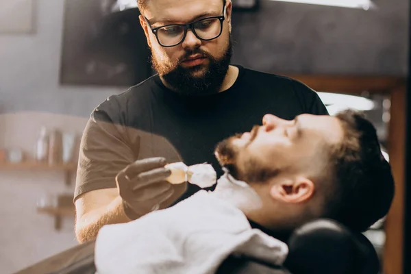 Bonito Homem Cortando Barba Salão Barbearia — Fotografia de Stock