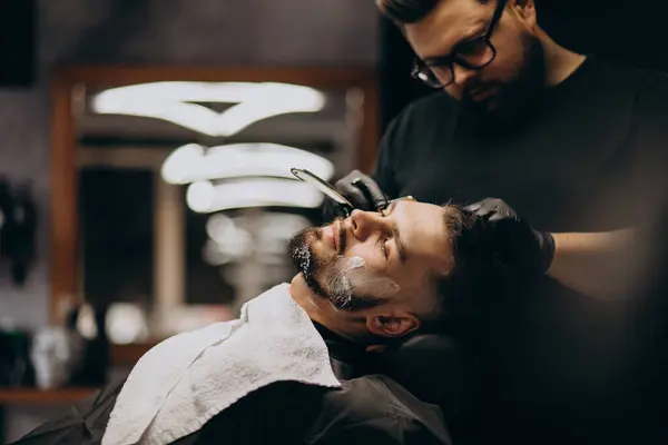 Przystojniak Obcinający Brodę Salonie Fryzjerskim — Zdjęcie stockowe