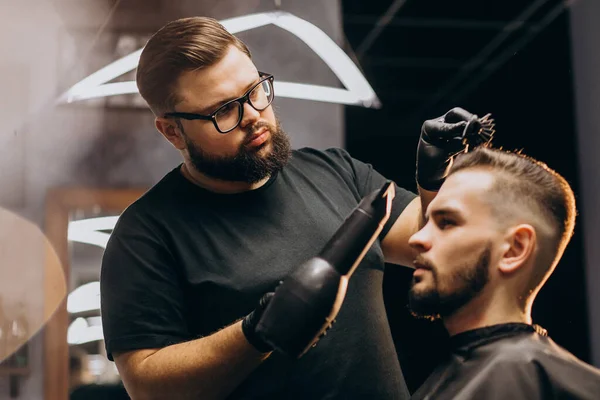 Handsome Man Barber Shop Styling Hair — Stock Photo, Image