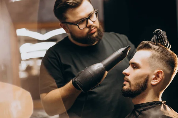Bonito Homem Uma Barbearia Styling Cabelo — Fotografia de Stock