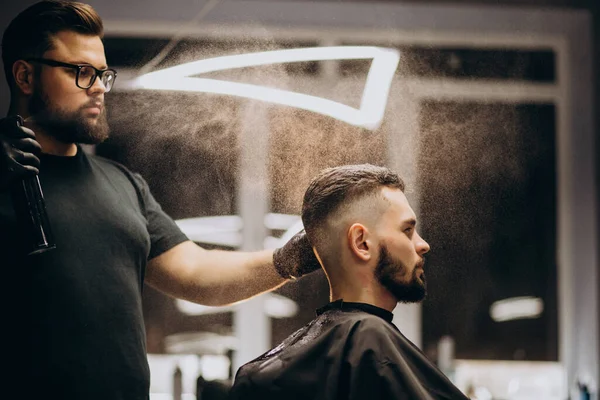 Bonito Homem Uma Barbearia Fazendo Estilo Cabelo — Fotografia de Stock