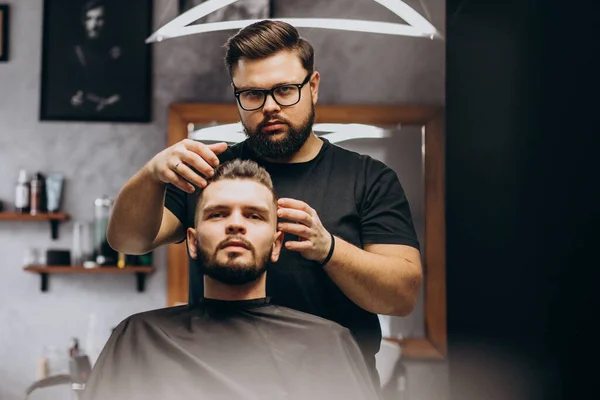 Fryzjer Salonie Fryzjerskim Stylizacja Włosów Klienta — Zdjęcie stockowe