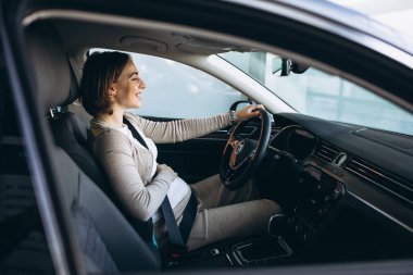 Güzel hamile kadın araba kullanıyor.